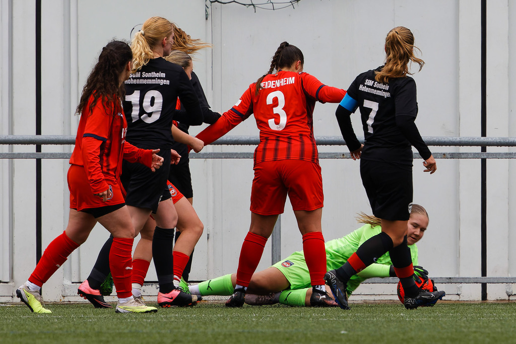 FCHHOH_251005_9859 | 1.FC Heidenheim 1846 II vs. SGM Hohenmemmingen/Sontheim, Fußball, Frauen, Bezirksliga, 2025/2026, 4. Spieltag, 05.10.2025 in Heidenheim, Kunstrasen b. Voith-Arena West(Foto: Michael Bulling) - Realisiert mit Pictrs.com