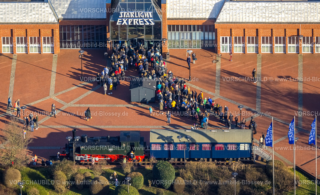 Bochum240103892-Bearbeitet | Luftbild, Starlight Express Theater Musical-Eventhalle mit Menschenschlange am EIngang, Lok und Waggon Symbol, Grumme, Bochum, Ruhrgebiet, Nordrhein-Westfalen, Deutschland