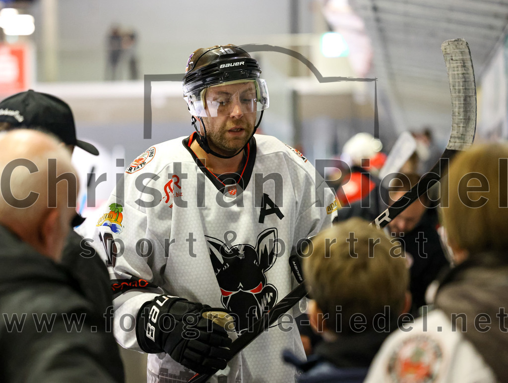2022-09-30_073_TSV_Erding_gegen_EV_Dingolfing | Erding, Deutschland, 30.09.2022:
Eishockey, Bayernliga 2022 / 2023, Testspiel, TSV Erding gegen EV Dingolfing, Endergebnis: 3:4

Daniel Schickaneder (EV Dingolfing, #10)

Foto: Christian Riedel / fotografie-riedel.net