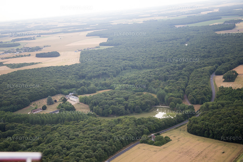 Aerial view: Castle complex of the castle in Autreche in Montreuil-en-Touraine in the state Indre et Loire, France. – Photo: IMG_082281.jpg taken on 06/20/2015 by Werner Riehm/FLY-FOTO.com – Resolution of the original: 5472 x 3648 px