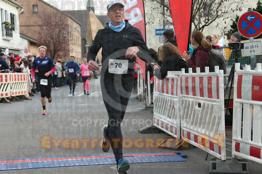 221127_1219_EX1_2458 | Sportfotografie im Rhein-Sieg Kreis, Köln, Bonn, NRW, Rheinland Pfalz, Hessen, etc. Unser Tätigkeitsfeld umfasst den Laufsport vom Volkslauf über den Marathon, Duathlon, Triathon bis zum Ultralauf wie Kölnpfad Ultra oder Schindertrail.