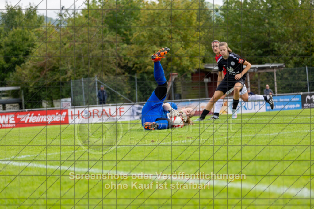 20250928_134905_0338 | #,1.FC Donzdorf (schwarz) vs. TV Derendingen (rot), Fussball, Frauen-Verbandsliga Württemberg, 03. Spieltag, Saison 2025/2026, Rasenplatz Lautertal Stadion, Süßener Straße 16, 73072 Donzdorf, 28.09.2025 - 13:00 Uhr,Foto: PhotoPeet-Sportfotografie/Peter Harich