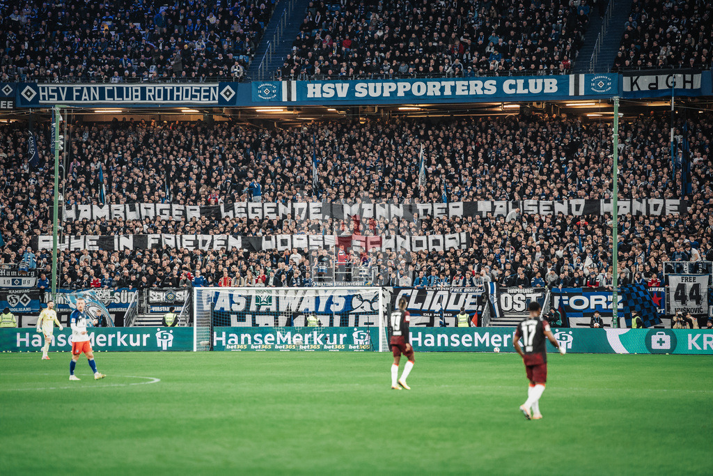 Fußball | Männer | Saison 2025/2026 | 1. Fußball-Bundesliga | 24. Spieltag | Hamburger SV vs. RB Leipzig | 01.03.2026 | Banner Transparent der HSV Fans Hamburger Legende Mann der Tausen Hände Ruhe In Frieden Horst Schnoor