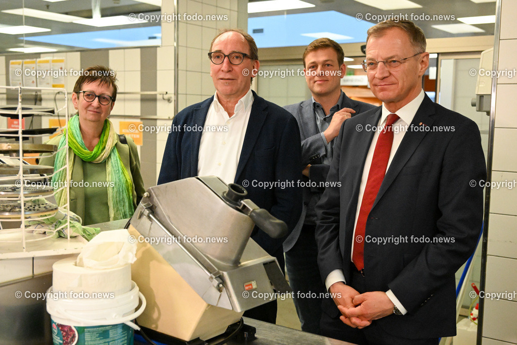 Pressekonferenz mit BM Rauch_ LH Stelzer_ LR Kaineder_ Mehr Transparenz am Teller_ 24.04.2023-16 | 24.04.2023, LDZ Linz, AUT, Pressekonferenz Pressekonferenz mit BM Rauch, LH Stelzer, LR Kaineder, Mehr Transparenz am Teller – Verpflichtende Herkunftskennzeichnung in der Gemeinschaftsverpflegung kommt und staerkt heimische Landwirtschaft – Betriebskueche des Landes Ooe informiert seit Jahren und ist Vorbildbetrieb bei Umsetzung, im Bild Ulrike Schwarz (Die Gruenen, LAbg.), BM Johannes Rauch (Die Grünen, Soziales, Gesundheit, Pflege und Konsumentenschutz), LR Stefan Kaineder (Die Gruenen), LH Thomas Stelzer (VP)