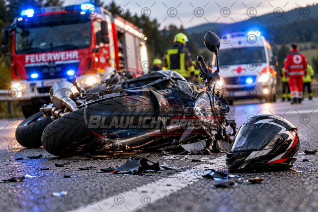 Motorradunfall | Symbolbild für Motorradunfälle mit Einsatzkräften im Abendlicht - Realisiert mit Pictrs.com