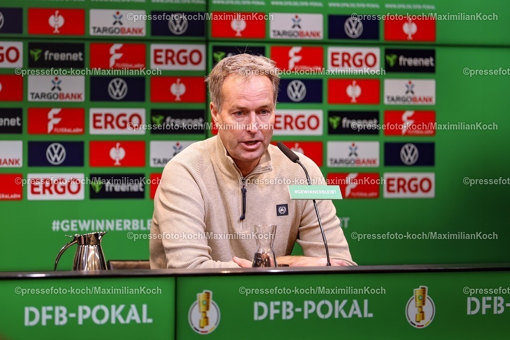 BVB02122501096 | 02.12.2025, Fußball, DFB-Pokal, Borussia Dortmund - Bayer 04 Leverkusen, Achtelfinale, Signal Iduna Park, Saison 2025 2026: Die Trainer bei der Pressekonferenz nach dem Spiel - Cheftrainer Kasper Hjulmand (Bayer04) DFB regulations prohibit any use of photographs as image sequences and or quasi-video.