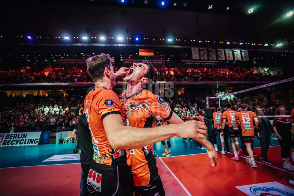 Volleyball | Herren | Saison 2024/2025 | 1. Volleyball Bundesliga Männer | Finale | BERLIN RECYCLING Volleys vs. SVG Lüneburg | 03.05.2025 | v.l. Tobias Krick (#21, Berlin Recycling Volleys) und Jake Hanes (#22, Berlin Recycling Volleys) jubeln nach dem Sieg und die Meisterschaft