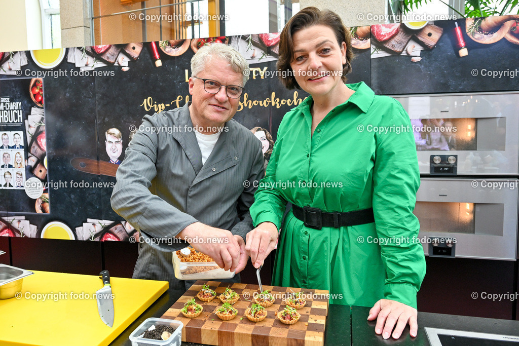 Charity Kochen_ Lentia City_ 07.07.2023-6 | 07.07.2023, Linz, AUT, Charity Kochen, Lentia City, im Bild Klaus Luger (SP, Bgm. der Stadt Linz) und Michaela Mader