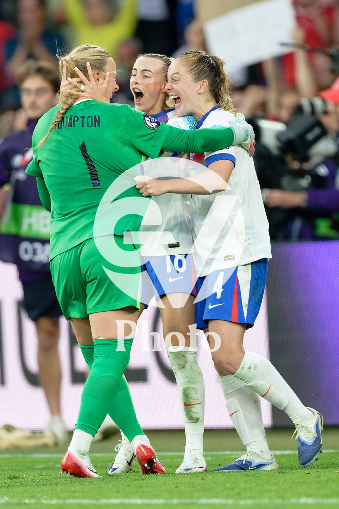 England v Spain - UEFA Women's EURO 2025 Final | BASEL, SWITZERLAND - JULY 27:  Chloe Kelly of England and Hannah Hampton of England and Keira Walsh of England celebrate after winning WEURO 2025 during the UEFA Women's EURO 2025 Final match between England and Spain at St. Jakob-Park on July 27, 2025 in Basel, Switzerland. (Photo by Giuseppe Velletri/Sports Press Photo/Getty Images)