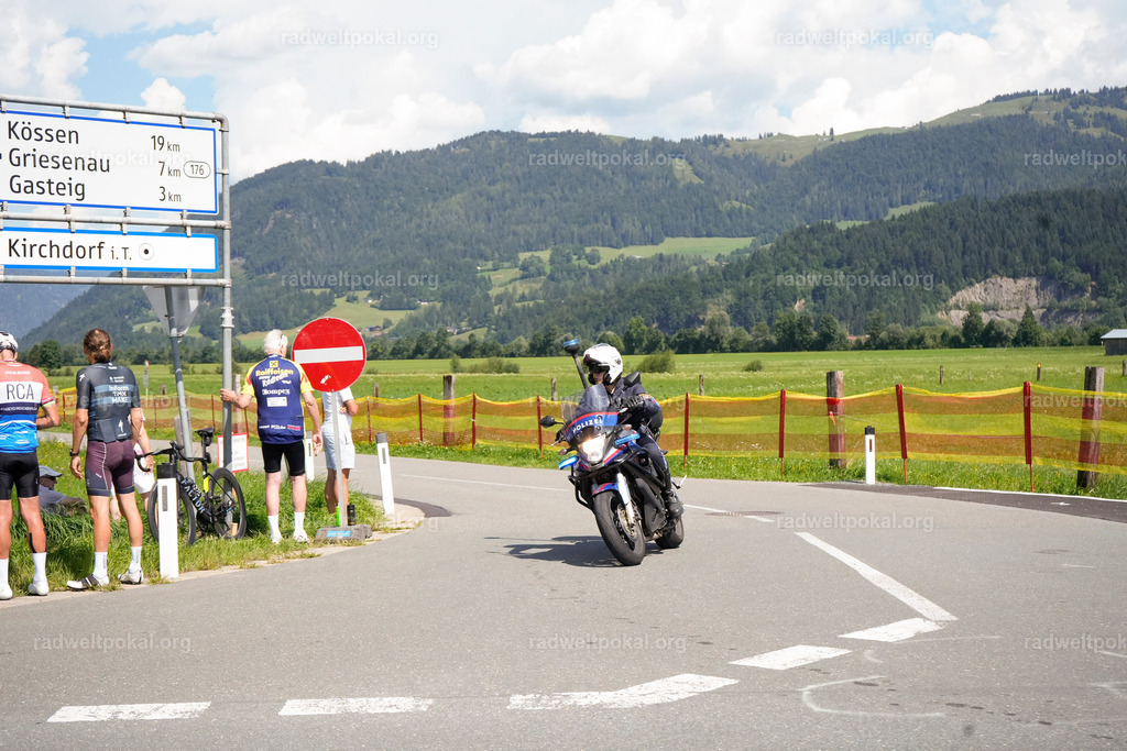 540_20230817_Bewerb_Maenner_Muehlanger | AUT - OESTERREICH, 2023-08-16: SPORT RENNRAD-FAHREN - 55. INTERNATIONALER RADWELTPOKAL IN ST. JOHANN IN TIROL  - Vintage-Radrennen mit WM-Bronze-Medaillen-Siegerin Christina Schweinberger, den Teilnehmer und Alexander Baumann (vom Orginastions-Team) - TAG 2 BEWERB MAENNER IN SECHS GRUPPEN  ; Foto: Roland Muehlanger