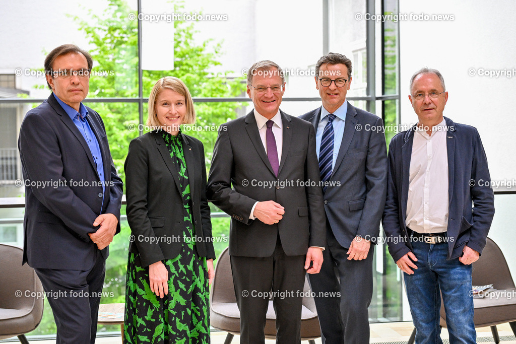 Pressekonferenz Land Ooe_ Gemeinsam geschafft - Maßnahmen zur Verbesserung fuer Mitarbeitende in den ooe. Spitaelern_ 10.04.2024-52 | 10.04.2024, Linz, AUT, Pressekonferenz Land Ooe, Gemeinsam geschafft - Maßnahmen zur Verbesserung fuer Mitarbeitende in den ooe. Spitaelern, im Bild Branko Novakovic (Zentralbetriebsratsvorsitzender der Kepler Universitaetsklinikum GmbH) , LH-StvIn Christine Haberlander (VP), LH Thomas Stelzer (VP, Landeshauptmann Ooe), Franz Harnoncourt (Vorsitzender der Geschaeftsfuehrung der Oberoesterreichischen Gesundheitsholding GmbH), Alfred Mayr (Vorsitzender des Oberoesterreichischen Gesundheitsholding GmbH 