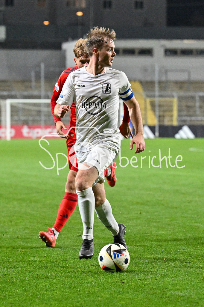 FC Bayern Amateure - TSV Schwaben Augsburg | im Duell Samuel UNSOELD (FC Bayern München II #19) und Marco GREISEL (TSV #14) / Zweikampf / Regionalliga Bayern: FC Bayern Muenchen II - TSV Schwaben Augsburg, Gruenwalder Stadion am am 25.10.2024