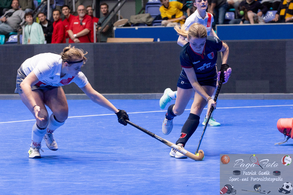 Volvo E.R.B. Final 4 Halbfinale Frauen: Der Club an der Alster - Berlienr HC, 25.01.2025 | Philine Drumm (Berliner HC #27) am Ball setzt sich gegen Viktoria Martha Huse (Der Club an der Alster #25) durch nachdem sie Klara Batschko (Der Club an der Alster #32) umkurvt / umlaufen hat, Der Club an der Alster - Berliner HC, Frankfurt, Süwag Arena, 25.1.2025 - Realisiert mit Pictrs.com