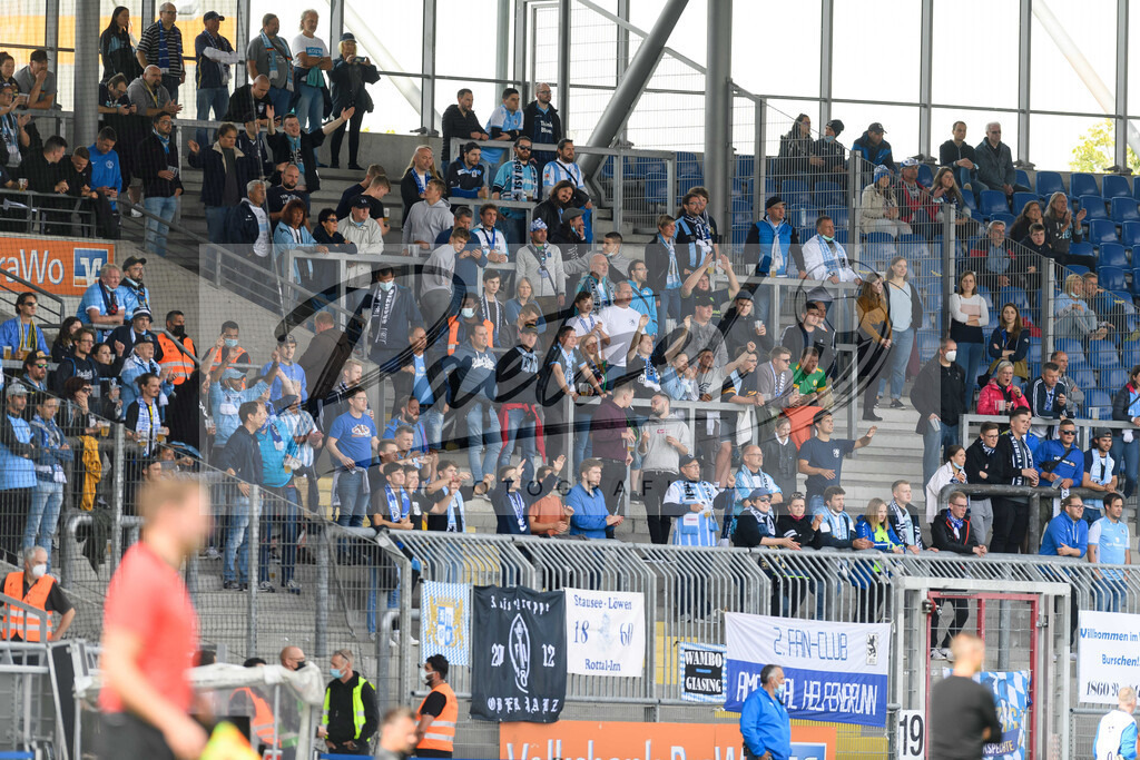 EBSTSV20210828_004 | Fussball, Herren: . Fans von TSV 1860 Muenchen beim Spiel der 3. Liga zwischen Eintracht Braunschweig und TSV 1860 Muenchen im Eintracht-Stadion am 28.08.2021 in Braunschweig, Deutschland.DFB / DFL REGULATIONS PROHIBIT ANY USE OF PHOTOGRAPHS AS IMAGE SEQUENCES AND/OR QUASI-VIDEO. - Realisiert mit Pictrs.com