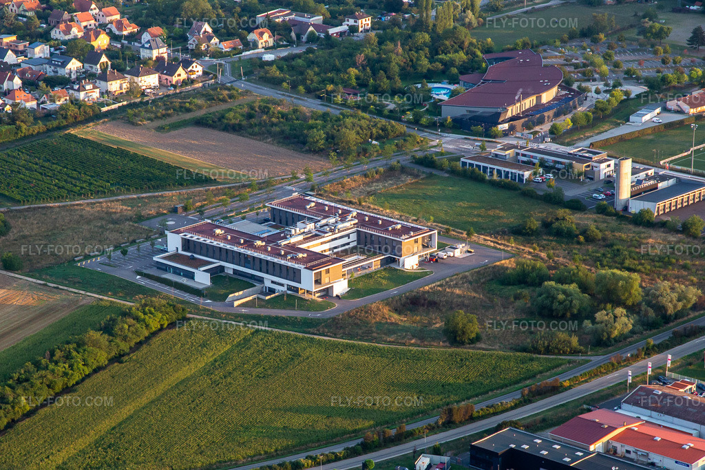 Aerial view: Nouvel Hôpital d'Obernai - GHSO in Obernai in the state Bas-Rhin, France. – Photo: IMG_137960.jpg taken on 08/19/2023 by Werner Riehm/FLY-FOTO.com – Resolution of the original: 4610 x 3074 px – GHSO (Groupe Hospitalier Sélestat-Obernai)