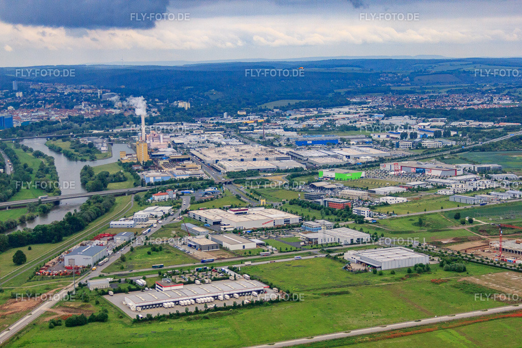 Industriegebiet Brüsselstraße mit DB Schenker https://www.dbschenker.com/de-de/ueber-uns/db-schenker-in-deutschland/geschaeftsstellen-schenker-deutschland-ag/schweinfurt | Luftbild: Industriegebiet Brüsselstraße mit DB Schenker https://www.dbschenker.com/de-de/ueber-uns/db-schenker-in-deutschland/geschaeftsstellen-schenker-deutschland-ag/schweinfurt im Ortsteil Oberndorf in Schweinfurt im Bundesland Bayern in Deutschland. Foto: IMG_66164.jpg vom 30.05.2014 durch Werner Riehm/FLY-FOTO.de - Realisiert mit Pictrs.com