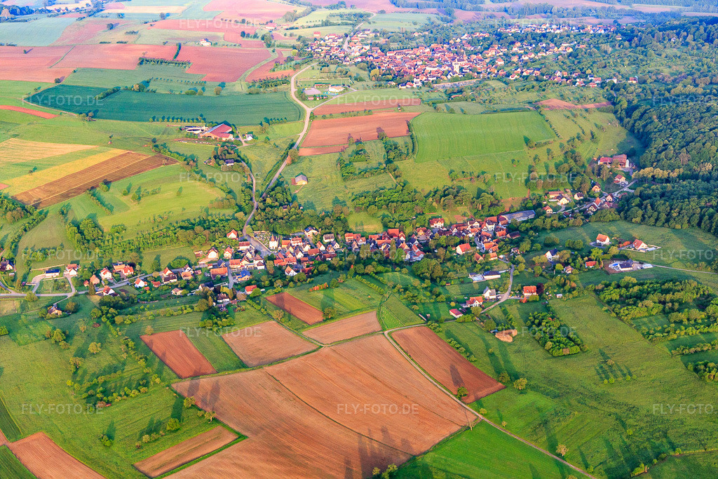 Luftbild: Ortsansicht von Osten in Gœrsdorf im Bundesland Bas-Rhin in Frankreich. – Foto: IMG_113971.jpg vom 23.05.2019 durch Werner Riehm/FLY-FOTO.de – Auflösung des Originals: 5472 x 3648 px