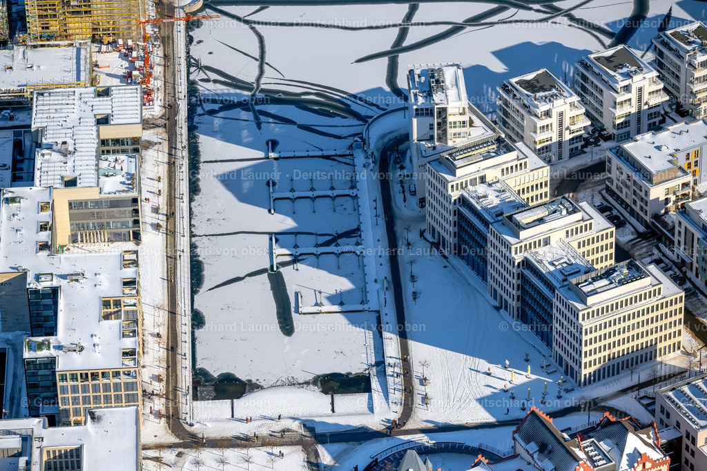 4043857 | DORTMUND 13.02.2021 Winterlich schneebedeckte Yachthafen mit Sportboot- Anlegestellen und Bootsliegeplätzen am Uferbereich des Phoenix See in Dortmund im Bundesland Nordrhein-Westfalen. // Wintry snowy pleasure boat marina with docks and moorings on the shore area of Phoenix See in Dortmund in the state North Rhine-Westphalia. Foto: Gerhard Launer