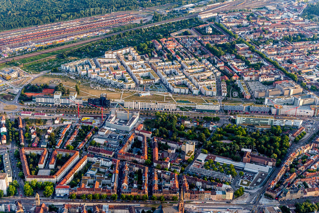 Luftbild: Parkanlage Citypark an der Kriegsstraße im Ortsteil Südstadt in Karlsruhe im Bundesland Baden-Württemberg in Deutschland. Foto: IMG_109123.jpg vom 19.07.2018 durch Werner Riehm/FLY-FOTO.de