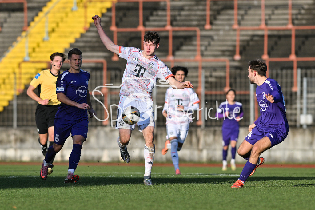 TSV Schwaben Augsburg - FC Bayern Amateure | AUGSBURG, GERMANY - 29. NOVEMBER: v. l. Matthias OSTRZOLEK (TSV Schwaben Augsburg 6), Richard Christian MEIER (FC Bayern München II 9) und Elias HERZIG (TSV Schwaben Augsburg 24) beim Ligaspiel zwischen dem TSV Schwaben Augsburg und den Amateuren des FC Bayern am 20. Spieltag der Regionalliga Bayern im Rosenaustadion