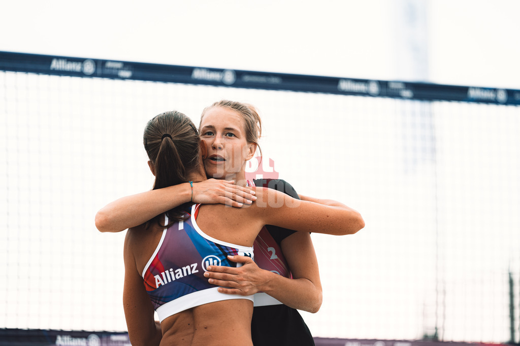 Beachvolleyball | Frauen | German Beach Tour 2024 | Tourstop Düsseldorf | 17.05.2024 | Tabea Schwarz (rechts) nimmt Stefanie Klatt (links) in den Arm