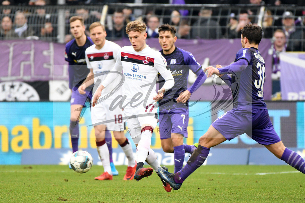 20200208_OSNFCN_0075 | Fußball, Herren: Robin Hack (1. FC Nuernberg) und Benjamin Girth (VfL Osnabrueck) im Zweikampf waehrend des Spiels der 2. Bundesliga zwischen VfL Osnabrueck und 1. FC Nuernberg im Stadion an der Bremer Bruecke am 08.02.2020 in Osnabrueck, Deutschland.DFB / DFL REGULATIONS PROHIBIT ANY USE OF PHOTOGRAPHS AS IMAGE SEQUENCES AND/OR QUASI-VIDEO. - Realisiert mit Pictrs.com