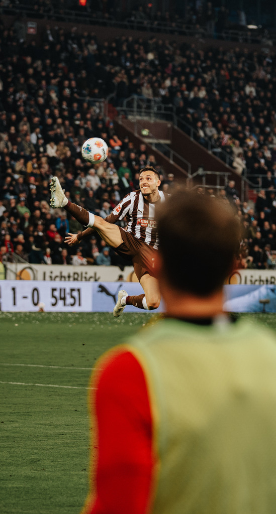 FCS06994 | Der offizielle Shop für FC St. Pauli Fotos. Wähle aus Spielszenen & Fanmomenten dein FCSP Wunschformat. Wir liefern Millerntor-Atmosphäre.