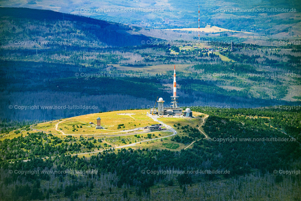 Brocken_bis_Torfhaus_ELS_0568060824 | WERNIGERODE 06.08.2024 Funkturm und Sendeanlage auf der Kuppe des Brocken im Harz in Schierke im Bundesland Sachsen-Anhalt, Deutschland. Weiterführende Informationen bei: DFMG Deutsche Funkturm GmbH,  Deutscher Wetterdienst DWD. // Radio tower and transmitter on the crest of the mountain range Brocken in Harz in Schierke in the state Saxony-Anhalt, Germany. Further information at: DFMG Deutsche Funkturm GmbH,  Deutscher Wetterdienst DWD. Foto: Martin Elsen