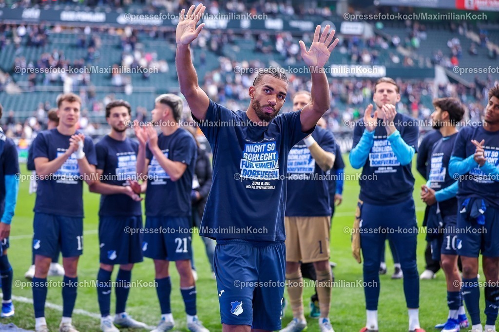 BMG16052601113 | 16.05.2026, Fußball, Borussia Mönchengladbach - TSG 1899 Hoffenheim, 1. Fußball Bundesliga, 34.Spieltag, Borussia-Park, Saison 2025 2026: Die Hoffenheimer Mannschaft steht vor der Fankurve und bedankt sich nach dem Spiel für die Unterstützung. Die Mannschaft trägt ein Trikot mit dem Aufdruck Schriftzug Nicht so schlecht für einen Dorfverein. Kevin Akpoguma&nbsp;(TSG Hoffenheim #25) gestikulierend  DFB regulations prohibit any use of photographs as image sequences and or quasi-video.