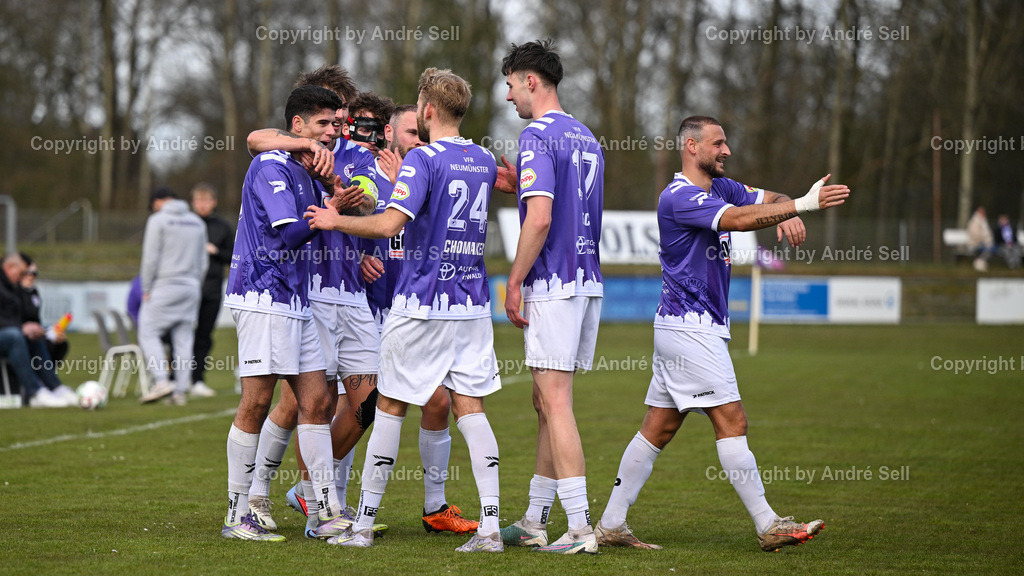 VfR Neumünster (lila) vs SV Preußen 09 Reinfeld (schwarz) | Jubel beim VfR über den direkt verwandelten Freistoß von Ilir Serifi (VfR #10 ganz links) zum 2-0 / Fußball-Oberliga Männer 2025/2026 / VfR Neumünster (lila) vs SV Preußen 09 Reinfeld (schwarz) / Grümmi-Arena / Neumünster / 06.04.26 - Realisiert mit Pictrs.com