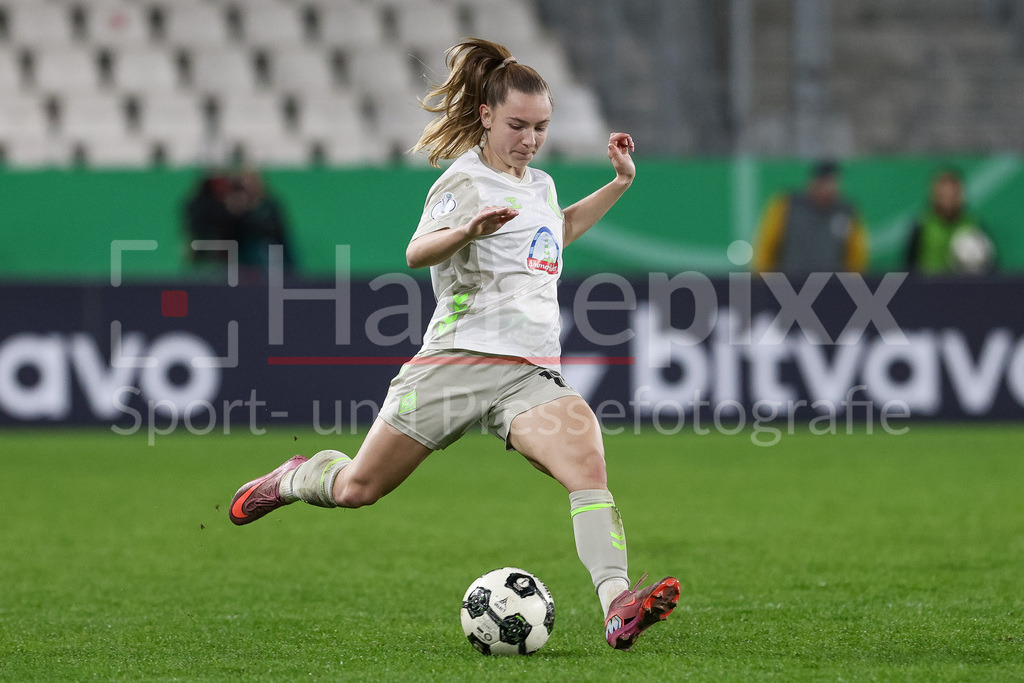 Fussball, DFB-Pokal Frauen, SGS Essen - SV Werder Bremen | Michelle Weiß (SV Werder Bremen, 15) am Ball, Freisteller, Einzelbild, Ganzkörper, Aktion, Action, Spielszene, DIE DFB-RICHTLINIEN UNTERSAGEN JEGLICHE NUTZUNG VON FOTOS ALS SEQUENZBILDER UND/ODER VIDEOÄHNLICHE FOTOSTRECKEN. DFB REGULATIONS PROHIBIT ANY USE OF PHOTOGRAPHS AS IMAGE SEQUENCES AND/OR QUASI-VIDEO.