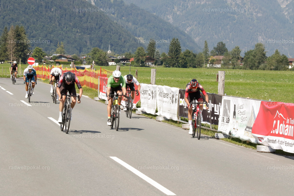 1148_20230817_Bewerb_Maenner_Muehlanger | AUT - OESTERREICH, 2023-08-16: SPORT RENNRAD-FAHREN - 55. INTERNATIONALER RADWELTPOKAL IN ST. JOHANN IN TIROL  - Vintage-Radrennen mit WM-Bronze-Medaillen-Siegerin Christina Schweinberger, den Teilnehmer und Alexander Baumann (vom Orginastions-Team) - TAG 2 BEWERB MAENNER IN SECHS GRUPPEN  ; Foto: Roland Muehlanger