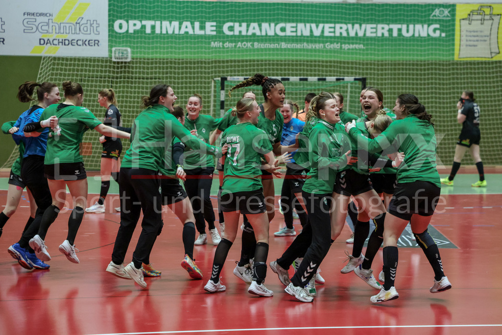 Handball, 2. Bundesliga Frauen, SV Werder Bremen - HL Buchholz 08-Rosengarten | v.li.: Spielerinnen des SV Werder Bremen jubeln über den Sieg, Freude über das gewonnene Spiel, Jubel, Lachen