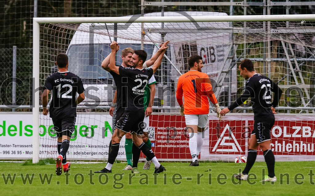 2023-08-09_052_FC_Schwaig_gegen_TuS_Geretsried | Deutschland, 09.08.2023:
Fußball, Landesliga Südost 2023 / 2024, 5. Spieltag, FC Schwaig gegen TuS Geretsried, Endergebnis: 4:1

Jubel nach dem Tor zum 1:0 durch Tobias Jell (FC Schwaig, #2)
Mirza Idrizovic (FC Schwaig, #12), Tobias Jell (FC Schwaig, #2), Daniel Fichtlscherer (FC Schwaig, #22), Torwart Cedomir Radic (TuS Geretsried, #1), Maximilian Hellinger (FC Schwaig, #23)

Foto: Christian Riedel / fotografie-riedel.net