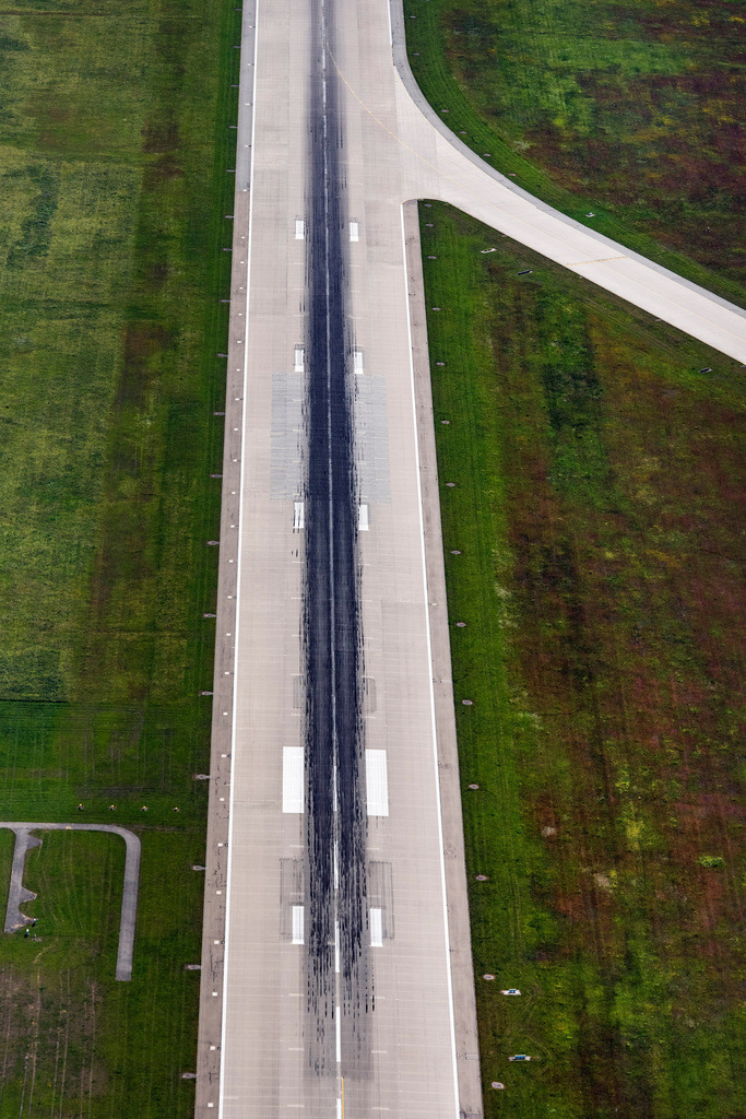 dr__0065517.jpg | MüNCHEN 15.06.2021 Start- und Landebahnen mit Rollwegen Hangaranlagen und Terminals auf dem Gelände des Flughafen Start und Landebahn in München im Bundesland Bayern, Deutschland. // Runway with hangar taxiways and terminals on the grounds of the airport Start and Landebahn in Munich in the state Bavaria, Germany. Foto: Daniel Reiter