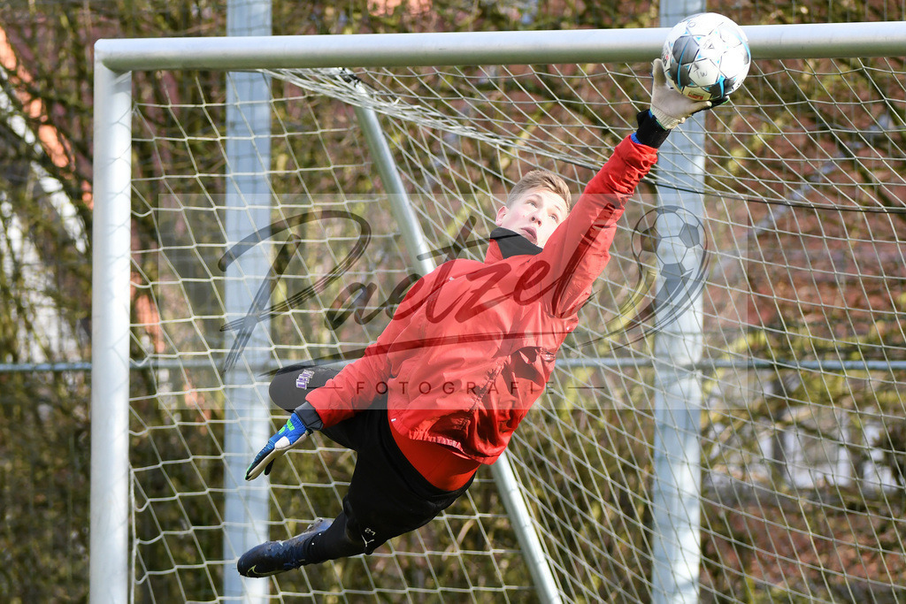 20200225_TRAOSN_0034 | Fussball, Herren: Torhueter Laurenz Beckemeyer (VfL Osnabrueck) haelt einen Ball, mit einer Parade waehrend der Trainingseinheit des VfL Osnabrueck im Sportpark Illoshoehe am 25.02.2020 in Osnabrueck, Deutschland. - Realisiert mit Pictrs.com