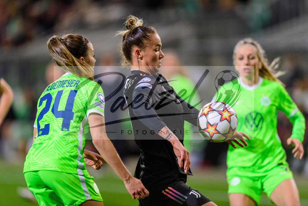 WOBJUV20211118_055 | Fussball, Frauen: Joelle Wedemeyer (VfL Wolfsburg) und Andrea Staskova (Juventus FC) im Zweikampf bei dem Spiel der UEFA Women´s Champions League zwischen VfL Wolfsburg und Juventus Turin im AOK-Stadion am 18.11.2021 in Wolfsburg, Deutschland. - Realisiert mit Pictrs.com