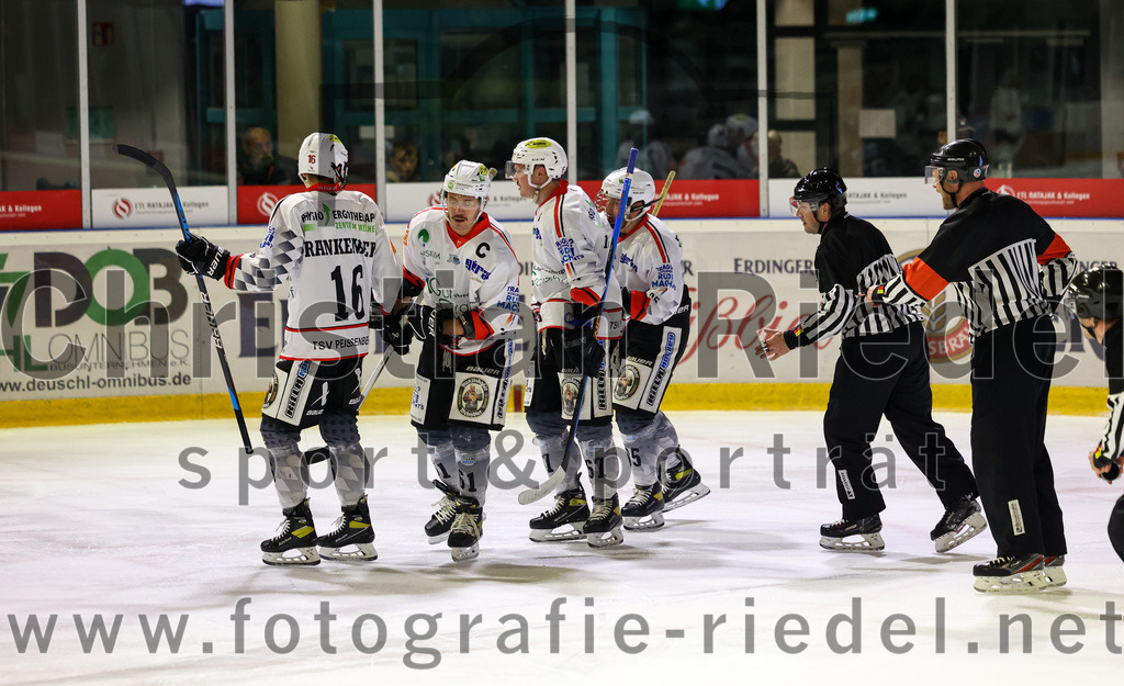 2022-11-04_118_Eishockey_TSV_Erding_gegen_TSV_Peissenberg | Erding, Deutschland, 04.11.2022:
Eishockey, Bayernliga 2022 / 2023, 10. Spieltag, TSV Erding gegen TSV Peißenberg, Endergebnis: 4:3

Christoph Frankenberg (TSV Peissenberg, #16), Martin Andrä (TSV Peissenberg, #61), Maximilian Malzatzki (TSV Peissenberg, #67)

Foto: Christian Riedel / fotografie-riedel.net