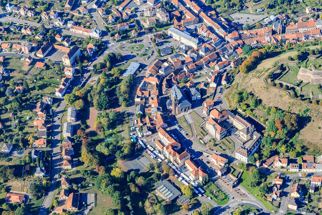 Vue aérienne: Mairie de Bitche et Église Sainte-Catherine de Bitche à Bitche dans le département Moselle, France – .Photo: IMG_095164.jpg prise le 16/10/2016 par Werner Riehm/FLY-FOTO.eu – Résolution de l'original: 5472 x 3648 px – Ville de Bitche – Archiprêtré de Bitche - Diocèse de Metz