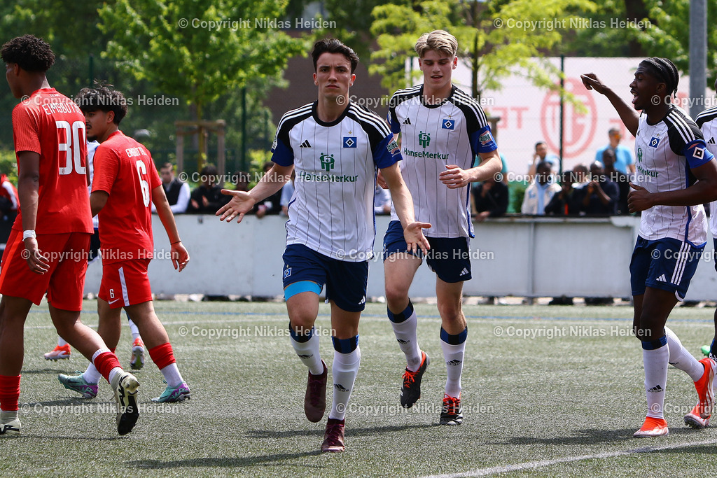 NH_EimsbuettelerTVU19_HamburgerSVU19_U19LottoPokal_09052024 | #13 Alex Da Graca Marques (Hamburger SV U19) bejubelt seinen Treffer zum 0:1.

Fußball I Junioren I A-Junioren Lotto-Pokal I Saison 2023-2024 I Halbfinale I Eimsbütteler TV U19 - Hamburger SV U19 I 09.05.2024 I Sportzentrum Hoheluft