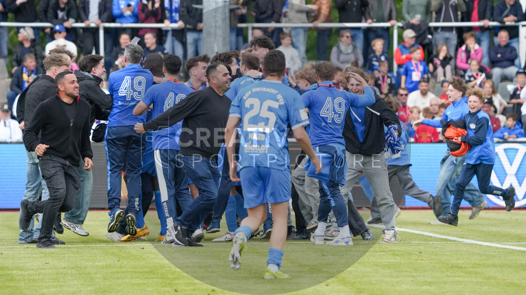 Fußball, Herren, Saison 2024/2025, Finaltag der Amateure 2025, Landespokal Brandenburg, Finale, VfB 1921 Krieschow vs. RSV Eintracht 1949, Samstag 24.05.2025, Volksparkstadion Neuruppin, | Fußball, Herren, Saison 2024/2025, Finaltag der Amateure 2025, Landespokal Brandenburg, Finale, VfB 1921 Krieschow vs. RSV Eintracht 1949, Samstag 24.05.2025, Volksparkstadion Neuruppin, Im Bild: Jubel beim RSV Eintracht 1949 über den Landespokalsieg unmittelbar nach Abpfiff. - Realisiert mit Pictrs.com