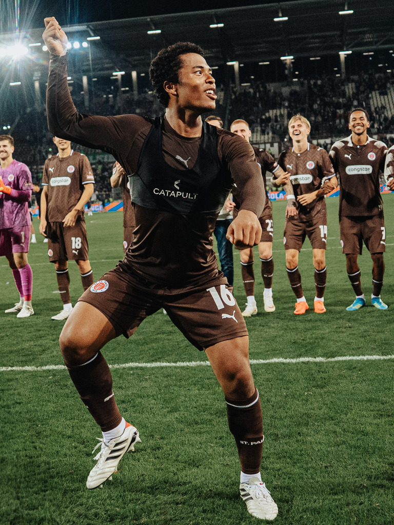 FCS04633 | Der offizielle Shop für FC St. Pauli Fotos. Wähle aus Spielszenen & Fanmomenten dein FCSP Wunschformat. Wir liefern Millerntor-Atmosphäre.