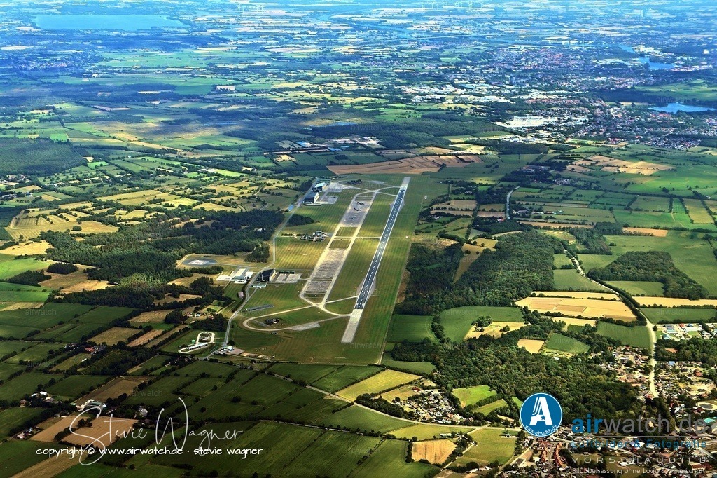 Luftbild Fliegerhorst Hohn - Der Fliegerhorst Hohn, auch bekannt als NATO-Flugplatz Hohn mit dem ICAO-Code ETNH | Der Fliegerhorst Hohn, auch bekannt als NATO-Flugplatz Hohn mit dem ICAO-Code ETNH, ist ein Militärflugplatz der Luftwaffe der Bundeswehr in Schleswig-Holstein, nahe der Stadt Rendsburg. Die Geschichte des Flugplatzes reicht zurück bis ins Jahr 1938, als mit Hilfe des Reichsarbeitsdienstes und des Luftwaffenbaubataillons der Bau begann.