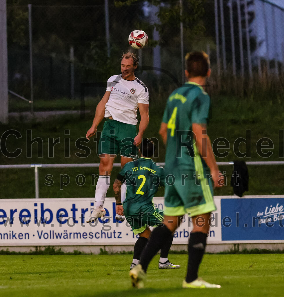 2023-09-01_102_FC_Schwaig_gegen_TSV_Gruenwald | Oberding, Deutschland, 01.09.2023:
Fußball, Landesliga Südost 2023 / 2024, 9. Spieltag, FC Schwaig gegen TSV Grünwald, Endergebnis: 3:1

Markus Straßer (FC Schwaig, #11), Marco Bornhauser (TSV Grünwald, #2)

Foto: Christian Riedel / fotografie-riedel.net