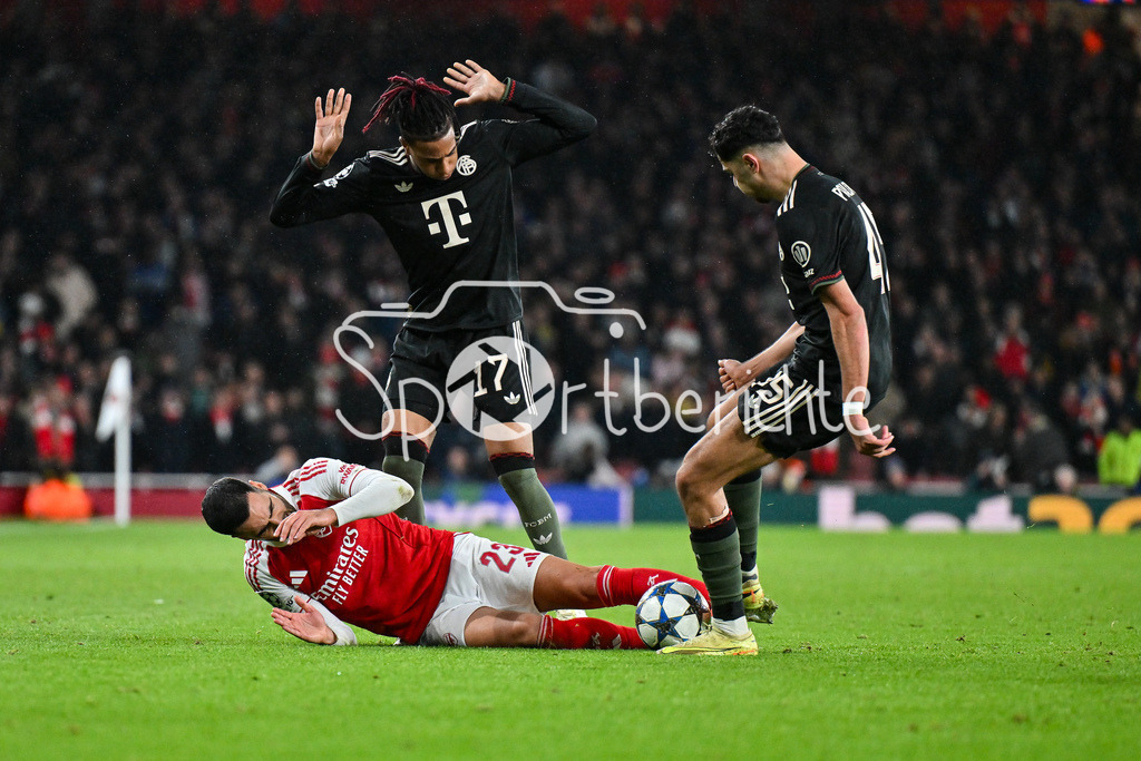 Arsenal FC - FC Bayern München | LONDON, ENGLAND - 26. NOVEMBER: im Duell Michael OLISE (FC Bayern Munich 17) und Mikel MERINO (Arsenal FC 23) und Aleksandar PAVLOVIC (FC Bayern Munich 45)  beim Ligaspiel zwischen Arsenal London und dem FC Bayern München am 5. Spieltag der UEFA Champions League im Emirates Stadium am 26.11.2025