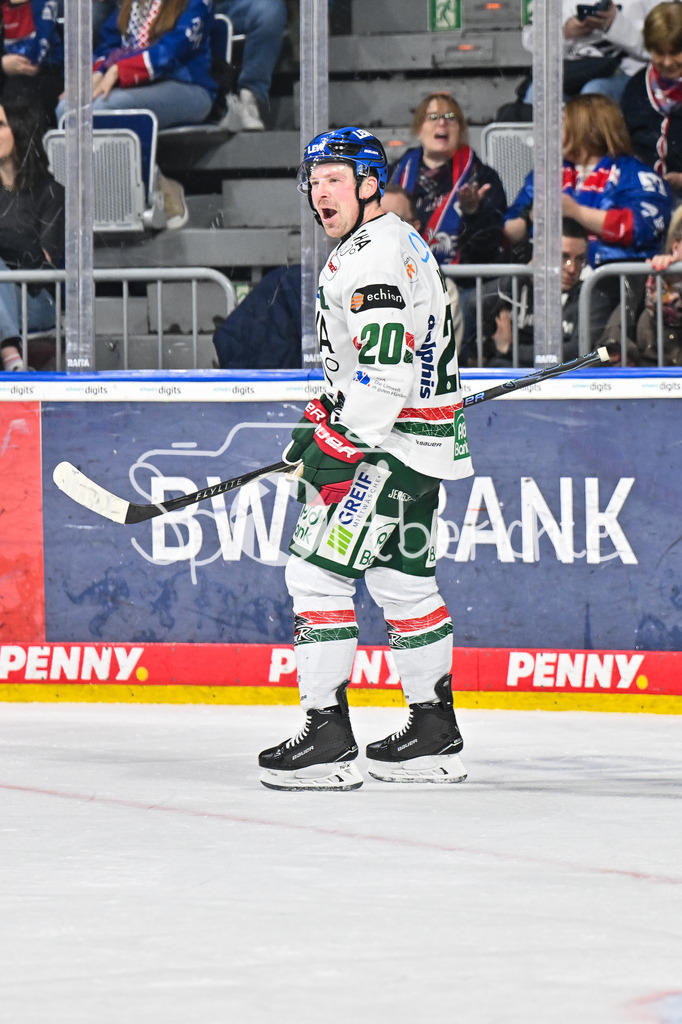 Adler Mannheim - Augsburger Panther | MANNHEIM, DEUTSCHLAND - 25. FEBRUAR: Jubel der Augsburger nach dem Siegtreffer zum 3-4 in der Verlängerung / Tor / Torschuetze / Freude / Happy während dem Match zwischen den Adler Mannheim und den Augsburger Panthern am 45. Spieltag der Penny DEL in der SAP Arena