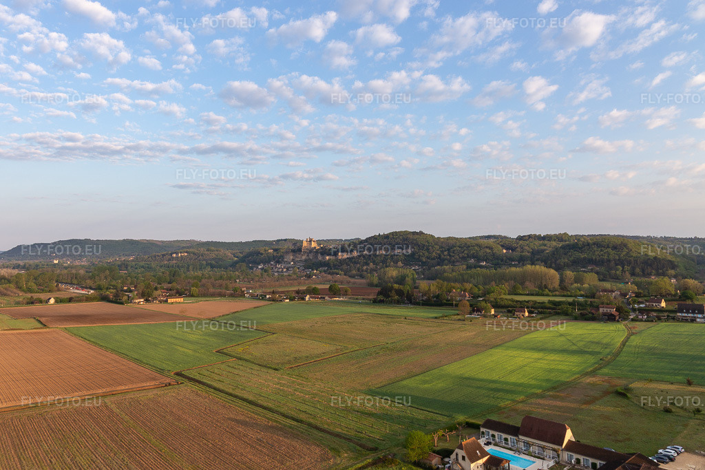 Vue aérienne: Vue de la ville à Vézac dans le département Dordogne, France. Photo: IMG_113685.jpg prise le 20/04/2019 par Werner Riehm/FLY-FOTO.eu – Résolution de l'original: 5039 x 3360 px