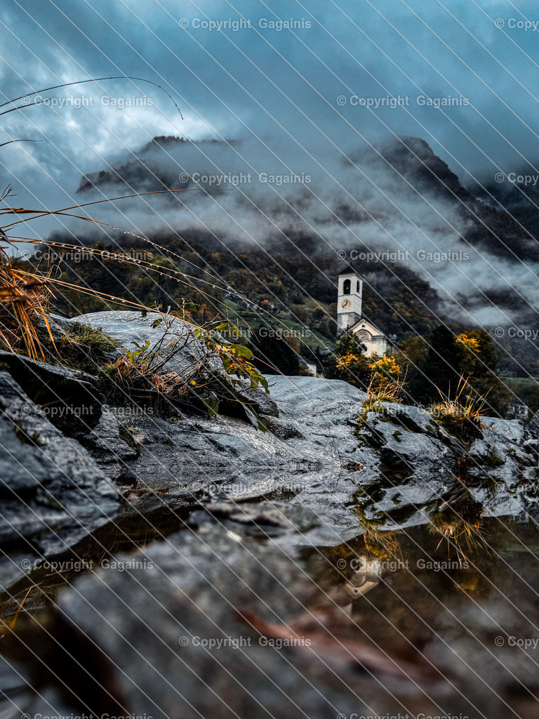 Chiesa di Santa Maria degli Angeli Herbstlandschaft Schweiz, Tessin Dorf Print, Nebel Fotografie, Herbstfarben Wandbild, Naturposter, Alpenkunst | Goldene Blätter, malerische Gassen und sanfter Herbstnebel – diese Fotografie bringt die magische Atmosphäre des Tessiner Herbstes in dein Zuhause. Perfekt für gemütliche Wohnräume oder als Geschenk für Naturliebhaber.
