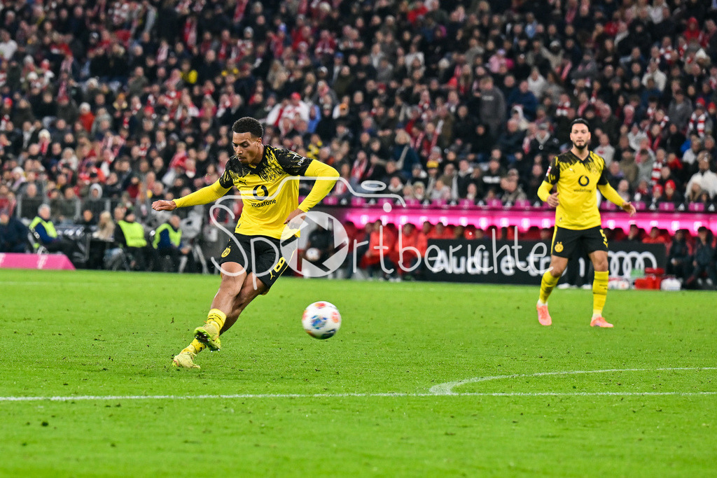 FC Bayern München - Borussia Dortmund | MUNICH, GERMANY - with ball Felix NMECHA (Borussia Dortmund 8) during the bundesliga match between FC Bayern Munich vs. Borussia Dortmund on matchday 7 at Allianz Arena on October 18, 2025 in Munich, Germany / DFL REGULATIONS PROHIBIT ANY USE OF PHOTOGRAPHS AS IMAGE SEQUENCES AND/OR QUASI-VIDEO