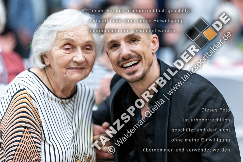 20240406-13647 | Hier finden Sie Tanz Bilder vom Latein und Standard Formationen tanzen. Sportbilder vom Tanzsport. Schöne Fotos und von Weltmeisterschaft, Europameisterschaft, Bundesliga, Regionalliga, Oberliga und Landesliga sowie von GOC Stuttgart, DanceComp, WM Bremen
